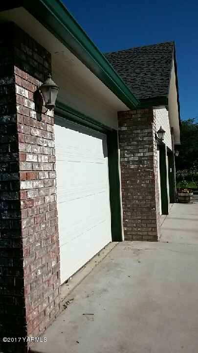 340 West Huntzinger Road Selah, WA 98942 - Photo 3 of 74 Brick finishes