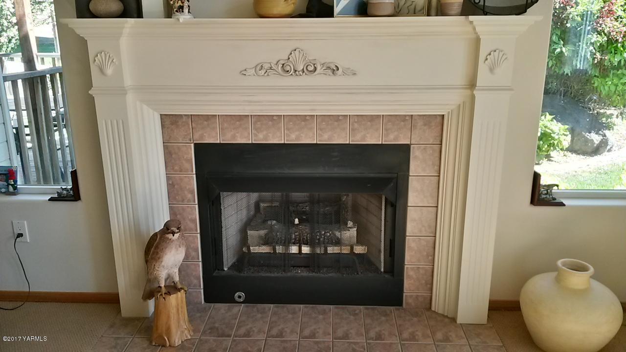 340 West Huntzinger Road Selah, WA 98942 - Photo 22 of 74 gas fireplace