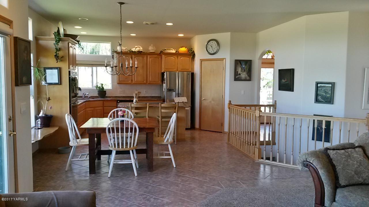 340 West Huntzinger Road Selah, WA 98942 - Photo 25 of 74 open to family room