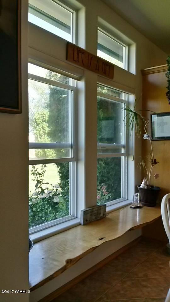 340 West Huntzinger Road Selah, WA 98942 - Photo 26 of 74 window seat