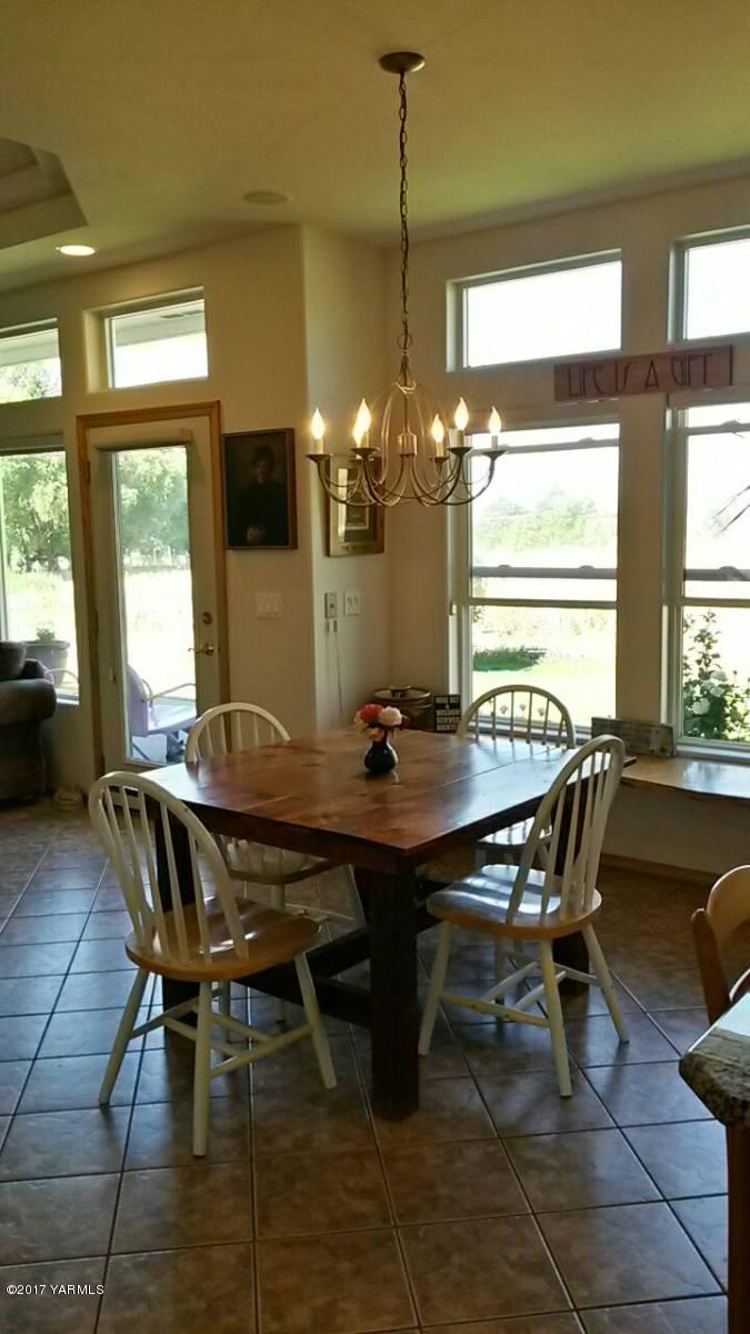 340 West Huntzinger Road Selah, WA 98942 - Photo 27 of 74 a dining room with furniture and window