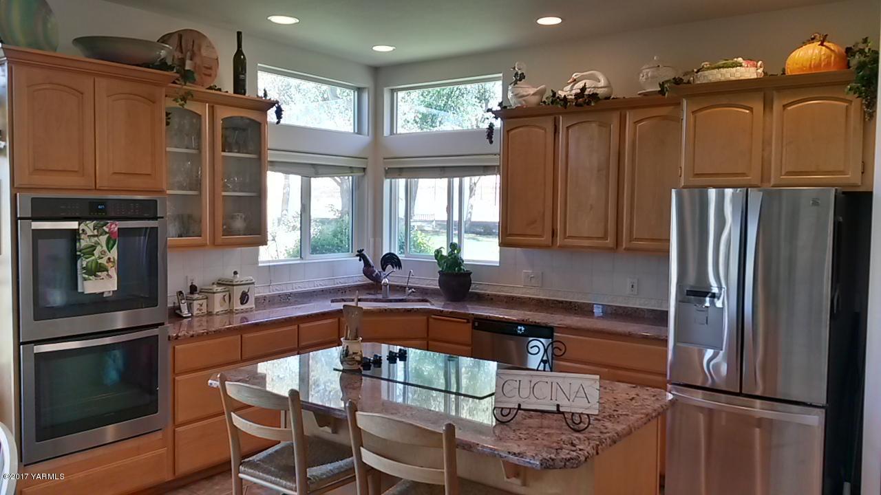 340 West Huntzinger Road Selah, WA 98942 - Photo 28 of 74 a kitchen with stainless steel appliances granite countertop a refrigerator a sink and a stove