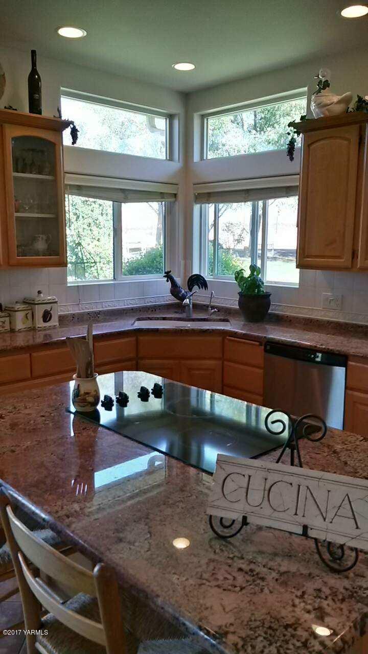 340 West Huntzinger Road Selah, WA 98942 - Photo 30 of 74 Lots of natural light