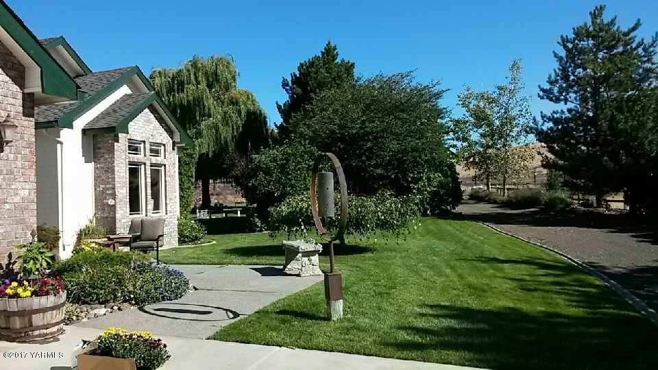 340 West Huntzinger Road Selah, WA 98942 - Photo 4 of 74 a front view of a house with a yard