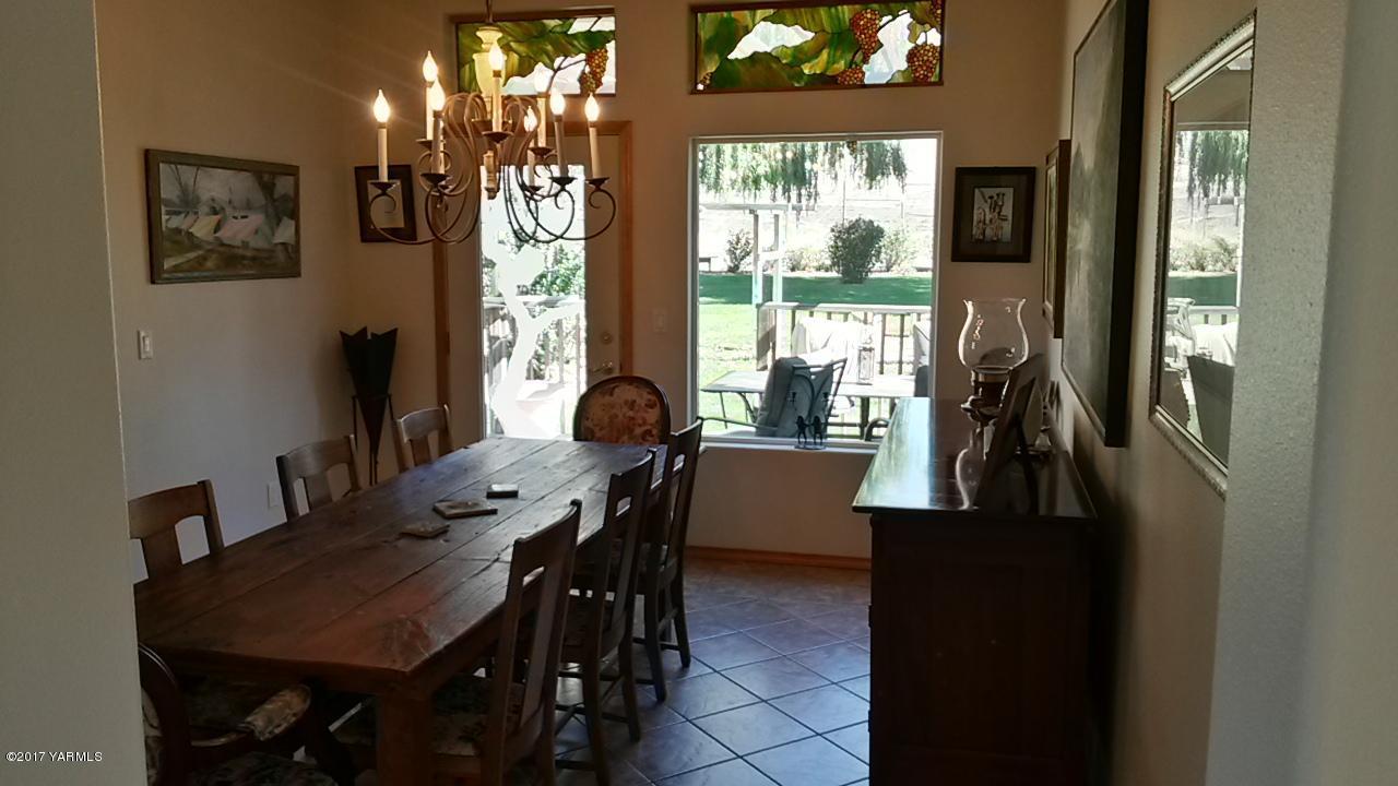 340 West Huntzinger Road Selah, WA 98942 - Photo 31 of 74 a view of a dining room with furniture window and outside view