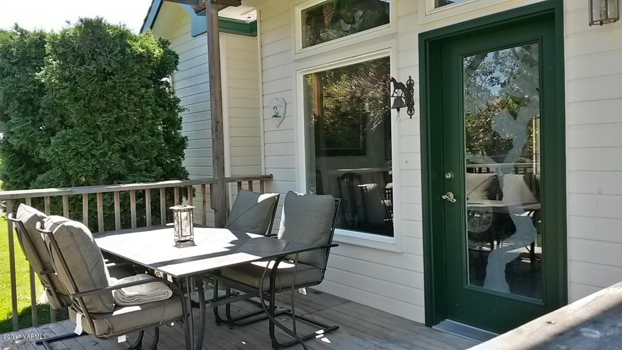 340 West Huntzinger Road Selah, WA 98942 - Photo 34 of 74 a view of a dinning table and chairs in the balcony