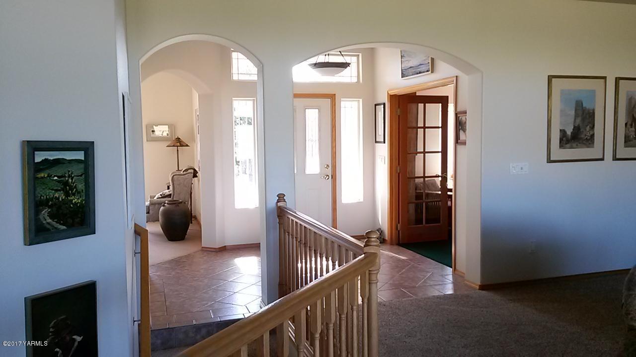 340 West Huntzinger Road Selah, WA 98942 - Photo 36 of 74 Arched door ways