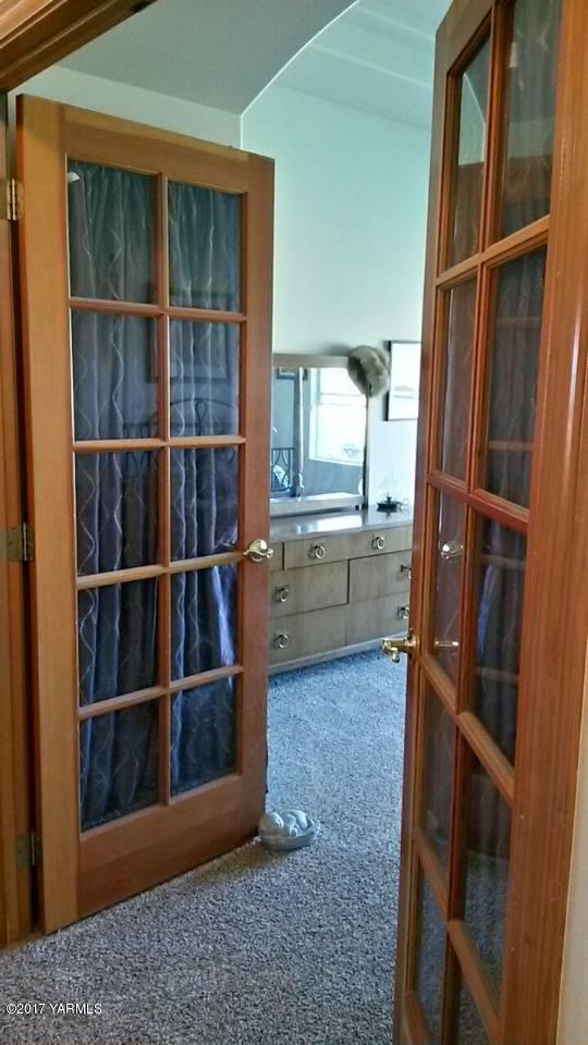 340 West Huntzinger Road Selah, WA 98942 - Photo 37 of 74 a view of an empty room with a window