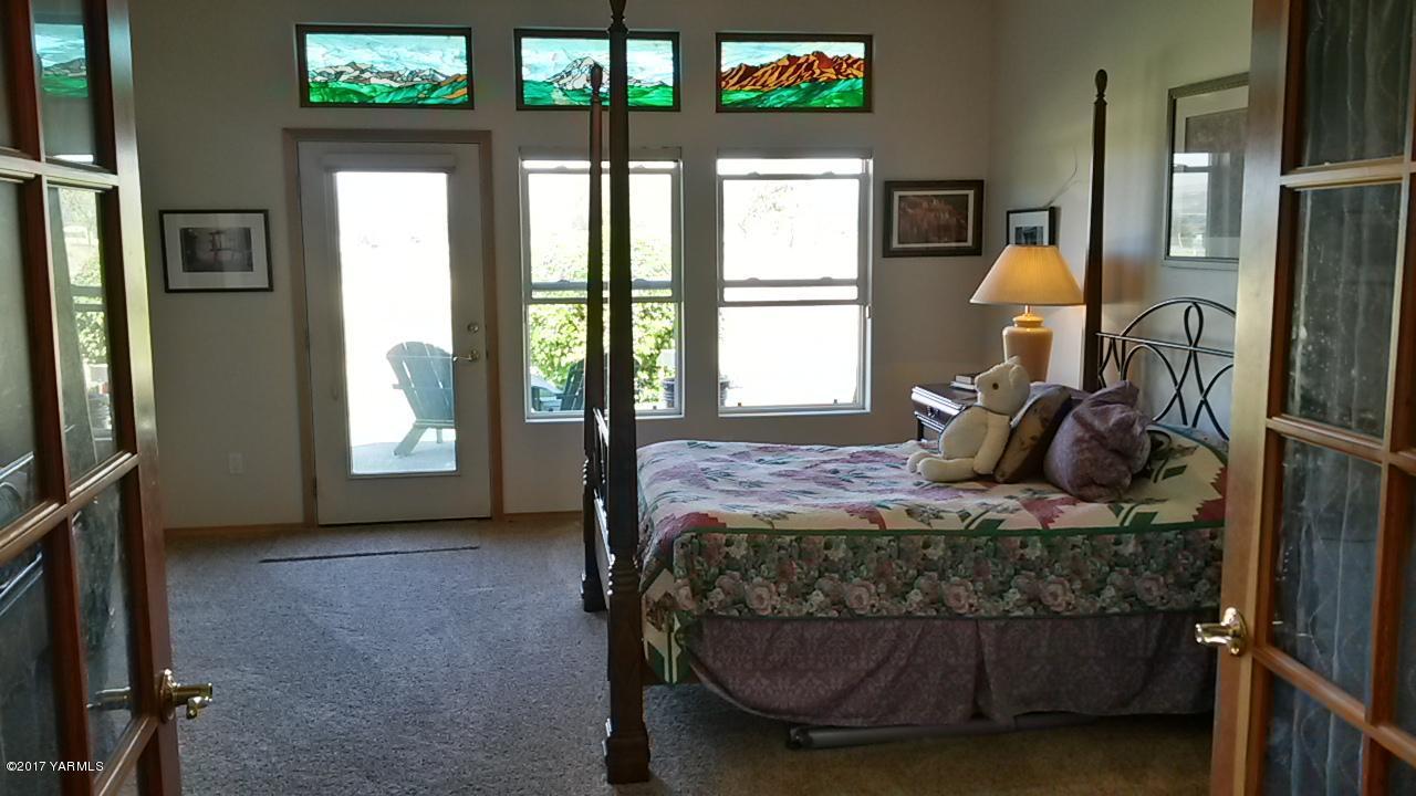 340 West Huntzinger Road Selah, WA 98942 - Photo 38 of 74 a bedroom with a balcony a bed and a window
