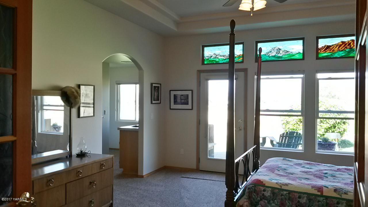 340 West Huntzinger Road Selah, WA 98942 - Photo 39 of 74 a bedroom with a bed and a dresser