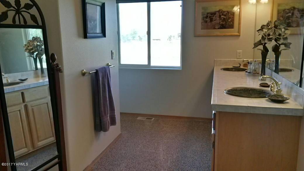 340 West Huntzinger Road Selah, WA 98942 - Photo 40 of 74 a bathroom with a sink and a mirror