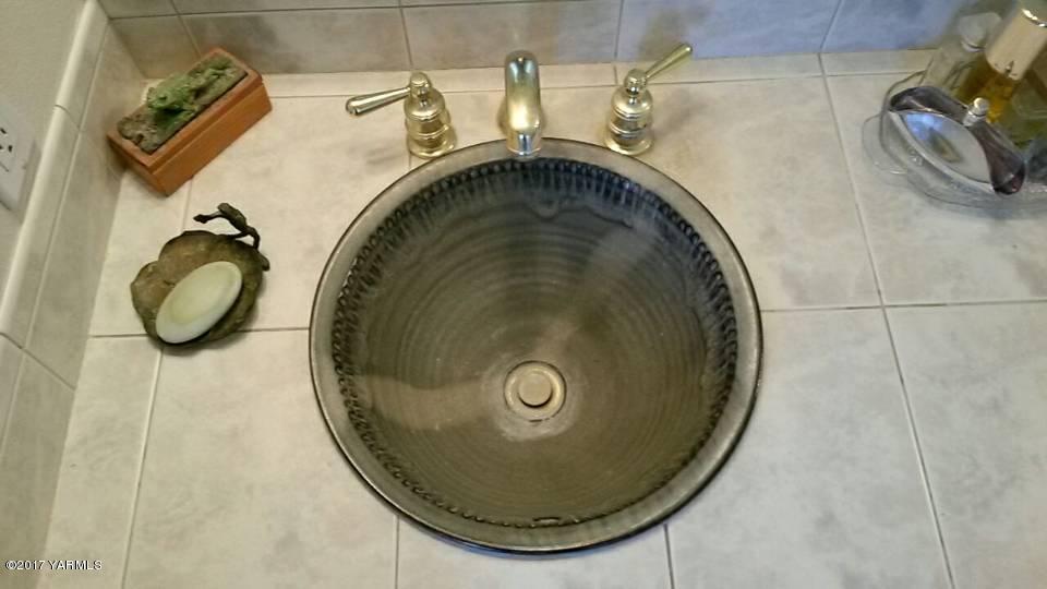 340 West Huntzinger Road Selah, WA 98942 - Photo 41 of 74 Artisan sinks