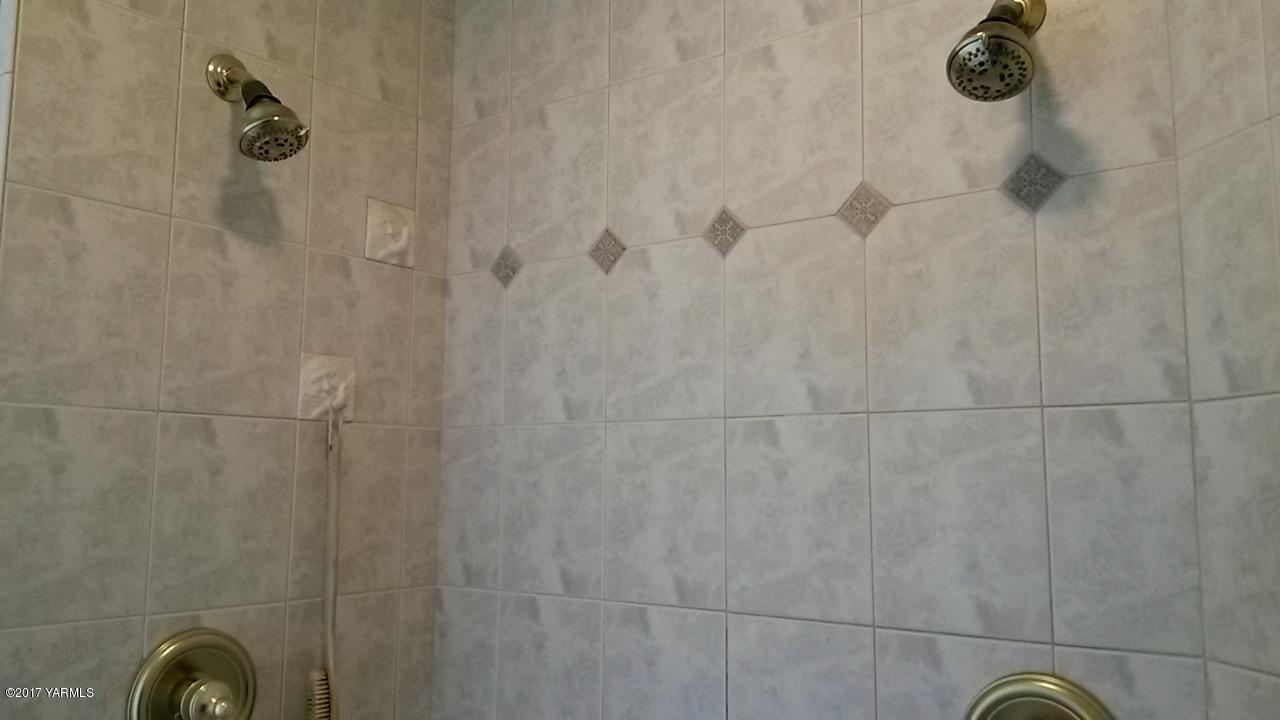 340 West Huntzinger Road Selah, WA 98942 - Photo 44 of 74 DBL shower head master