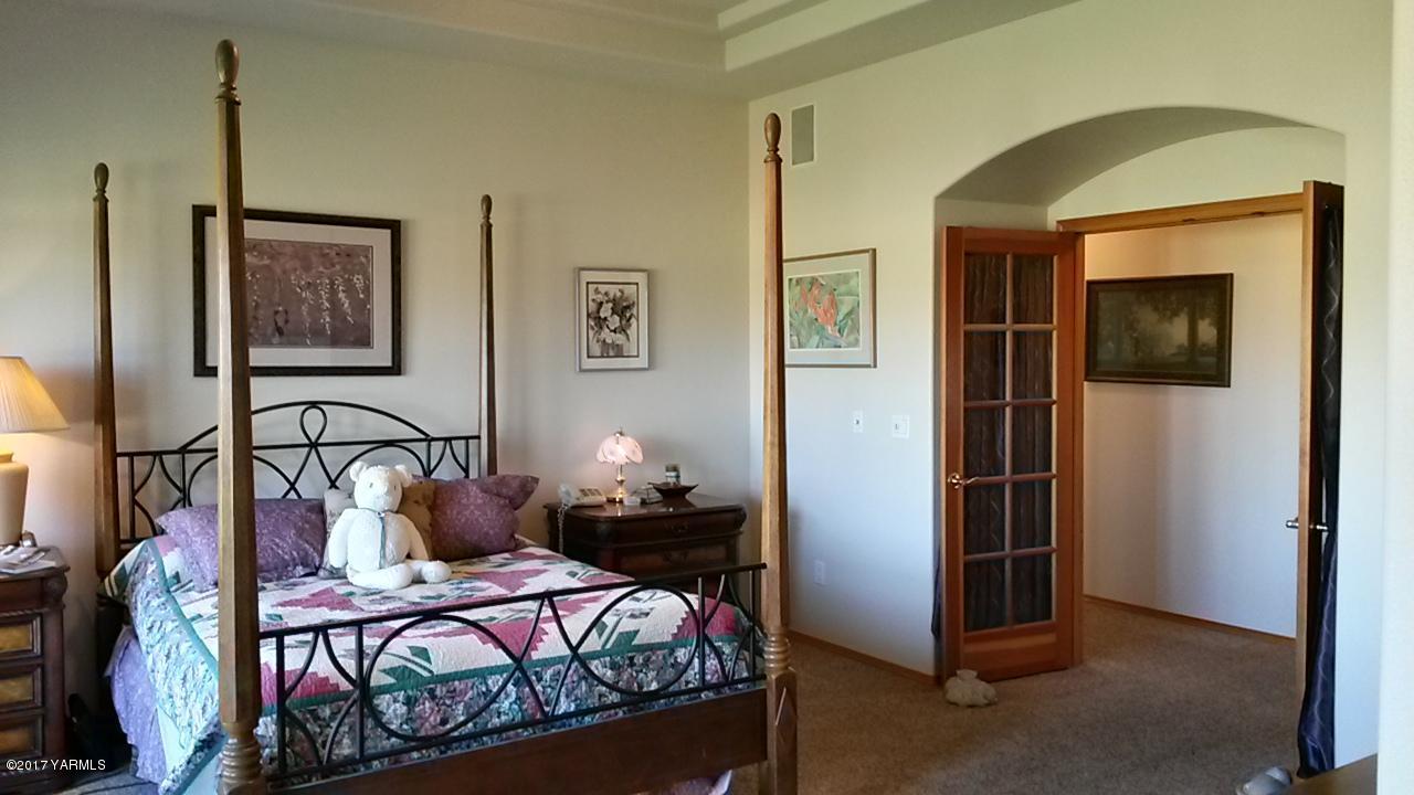 340 West Huntzinger Road Selah, WA 98942 - Photo 45 of 74 a bedroom with furniture and a window