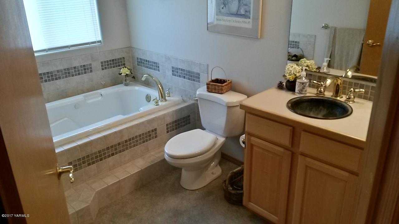 340 West Huntzinger Road Selah, WA 98942 - Photo 47 of 74 a bathroom with a sink and a toilet