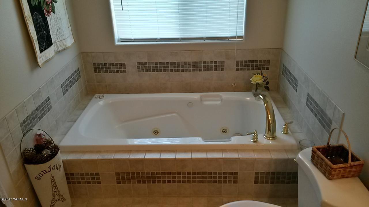340 West Huntzinger Road Selah, WA 98942 - Photo 48 of 74 a bathroom with a bathtub