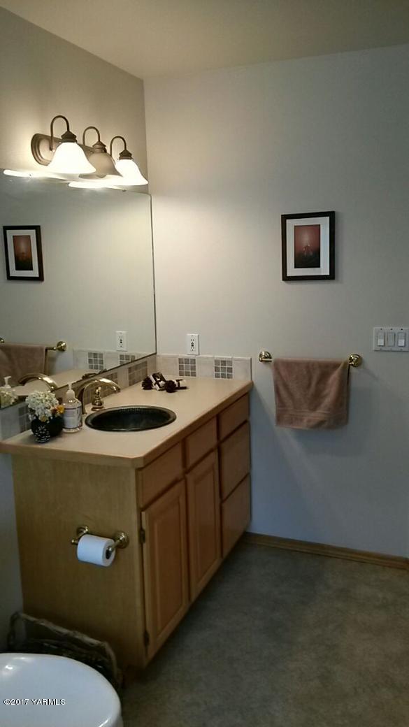 340 West Huntzinger Road Selah, WA 98942 - Photo 49 of 74 a bathroom with a sink and a mirror