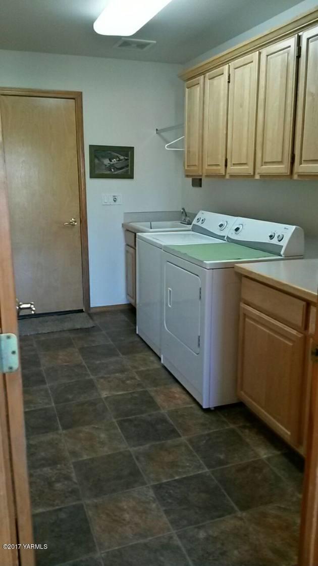 340 West Huntzinger Road Selah, WA 98942 - Photo 50 of 74 a room with washing machine
