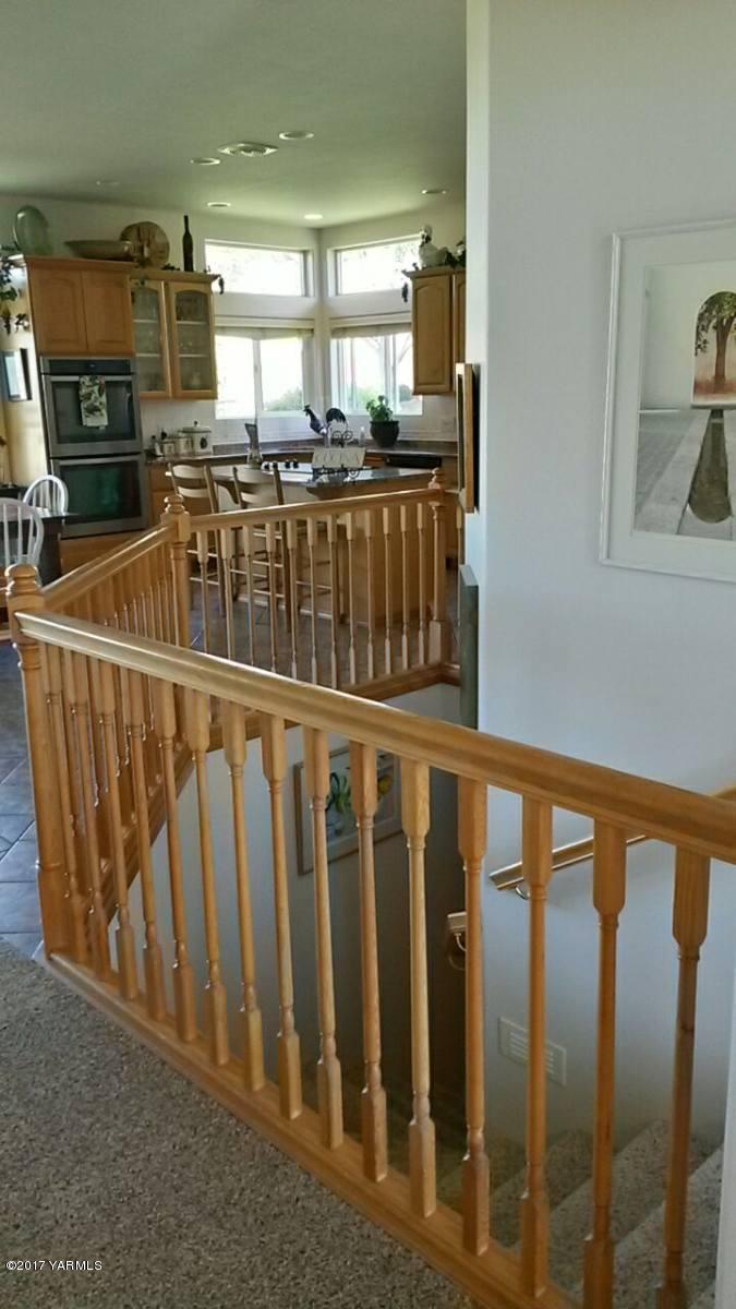 340 West Huntzinger Road Selah, WA 98942 - Photo 51 of 74 oak finishes