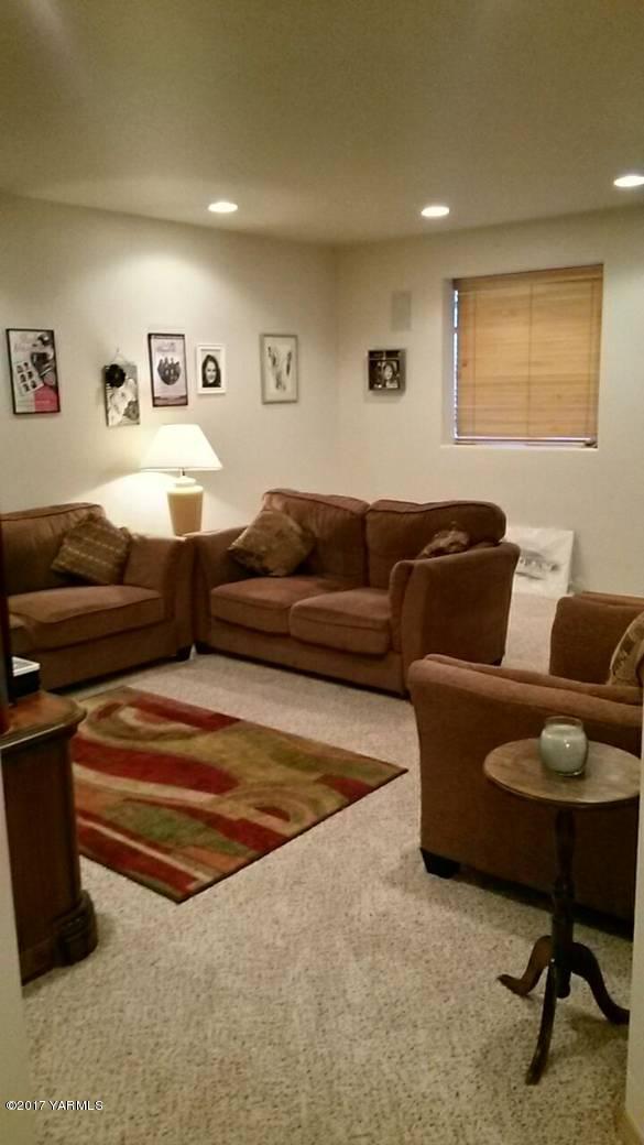340 West Huntzinger Road Selah, WA 98942 - Photo 56 of 74 a living room with furniture and a window