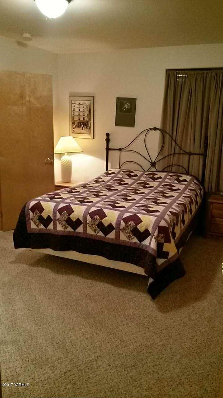 340 West Huntzinger Road Selah, WA 98942 - Photo 58 of 74 lower Bedroom