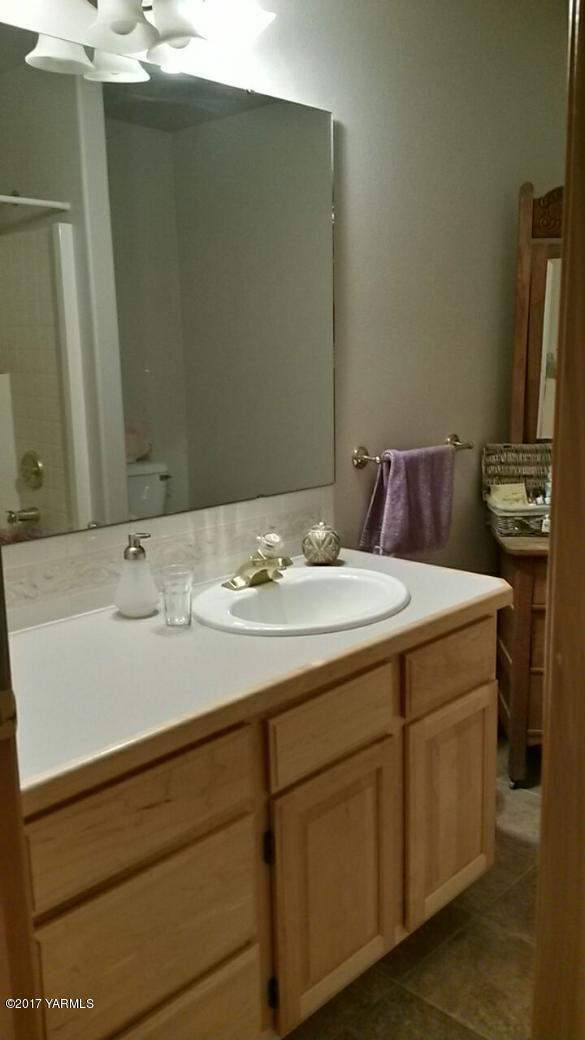 340 West Huntzinger Road Selah, WA 98942 - Photo 59 of 74 a bathroom with a sink and a mirror