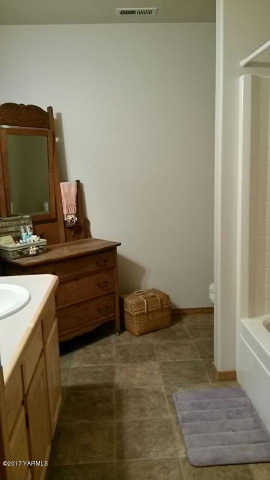 340 West Huntzinger Road Selah, WA 98942 - Photo 60 of 74 a room with a desk and television