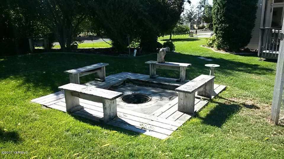 340 West Huntzinger Road Selah, WA 98942 - Photo 7 of 74 a garden view with a bench in the garden