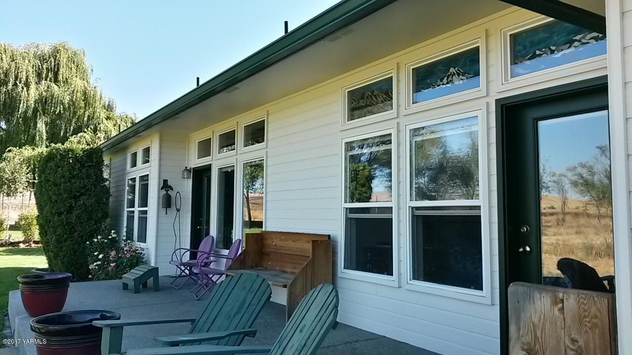 340 West Huntzinger Road Selah, WA 98942 - Photo 62 of 74 a view of a house with backyard and sitting area
