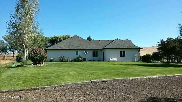 340 West Huntzinger Road Selah, WA 98942 - Photo 63 of 74 a front view of a house with a yard