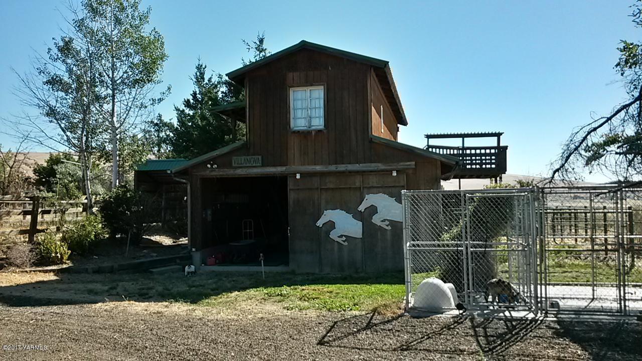 340 West Huntzinger Road Selah, WA 98942 - Photo 64 of 74 a front view of a house with garden