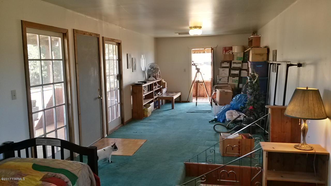 340 West Huntzinger Road Selah, WA 98942 - Photo 68 of 74 a view of a room with gym equipment