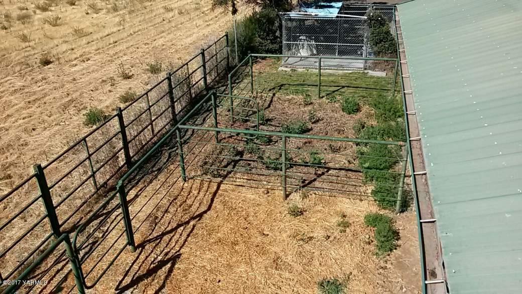 340 West Huntzinger Road Selah, WA 98942 - Photo 70 of 74 Stall area