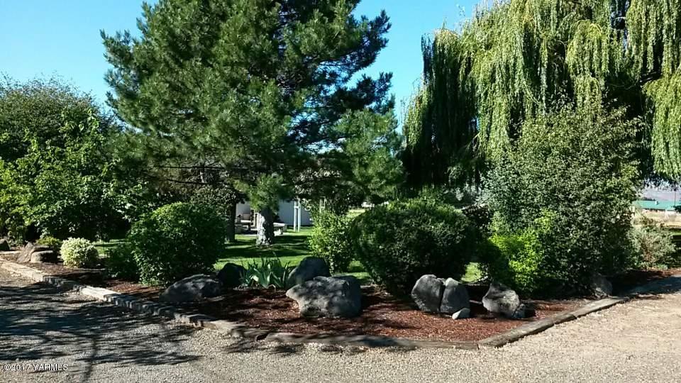 340 West Huntzinger Road Selah, WA 98942 - Photo 8 of 74 a backyard of a house with lots of green space