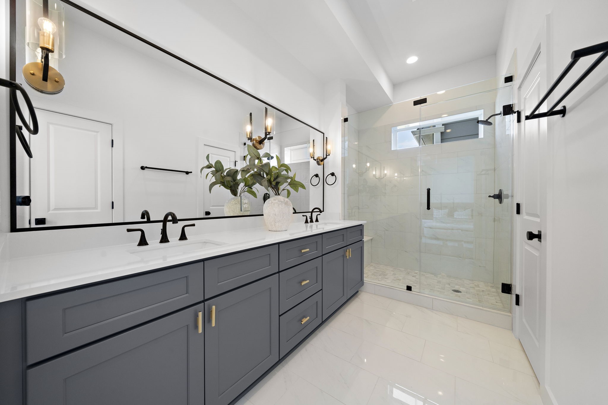 835 Elkhart Street, Unit E Houston, TX 77091 - Photo 7 of 34 Primary Bathroom