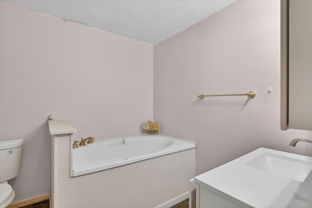 1092 West Highway 199 Springtown, TX 76082 - Photo 15 of 29 Ensuite bathroom with garden tub