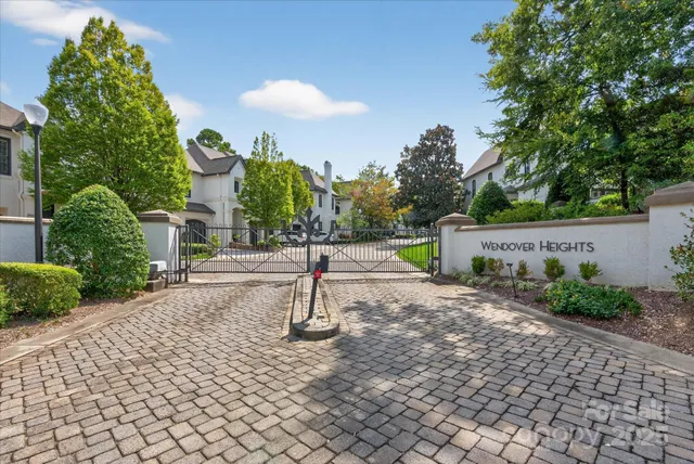 $725,000 | 310 Wendover Heights Circle, Charlotte, NC 28211