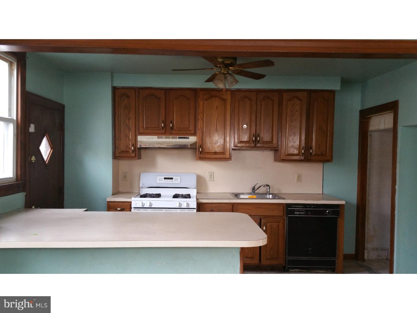 7523 Parkview Road Upper Darby, PA 19082 - Photo 5 of 17