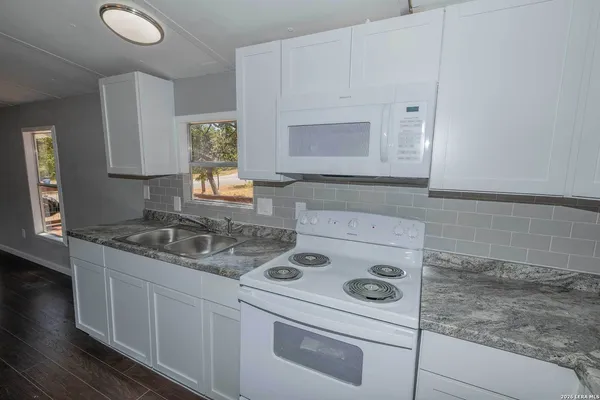 $1,300 | 393 Deer Valley Street, Canyon Lake, TX 78133