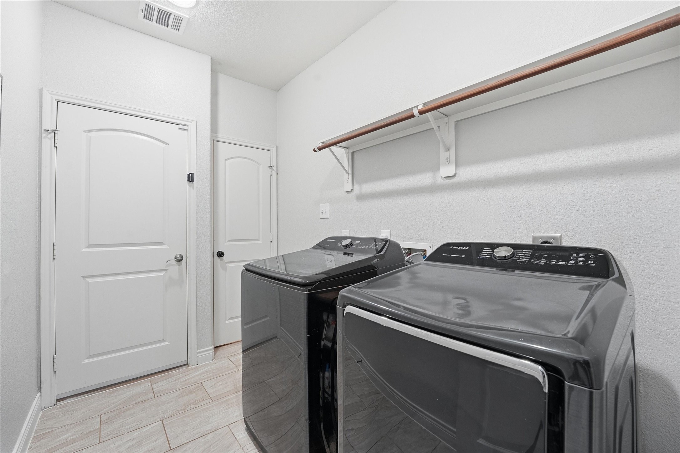205 Kingspoint Conroe, TX 77356 - Photo 22 of 29 Laundry room