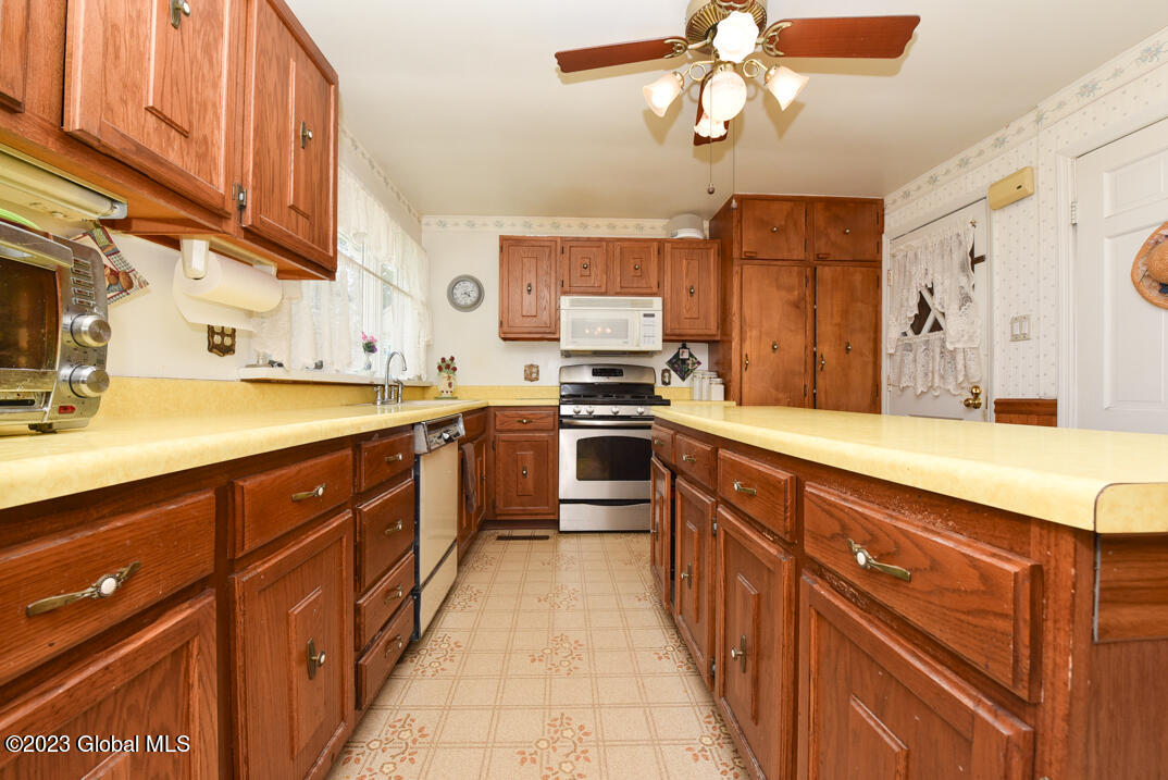 1101 Fort Hunter Road Rotterdam, NY 12303 - Photo 6 of 33 DSC_2184