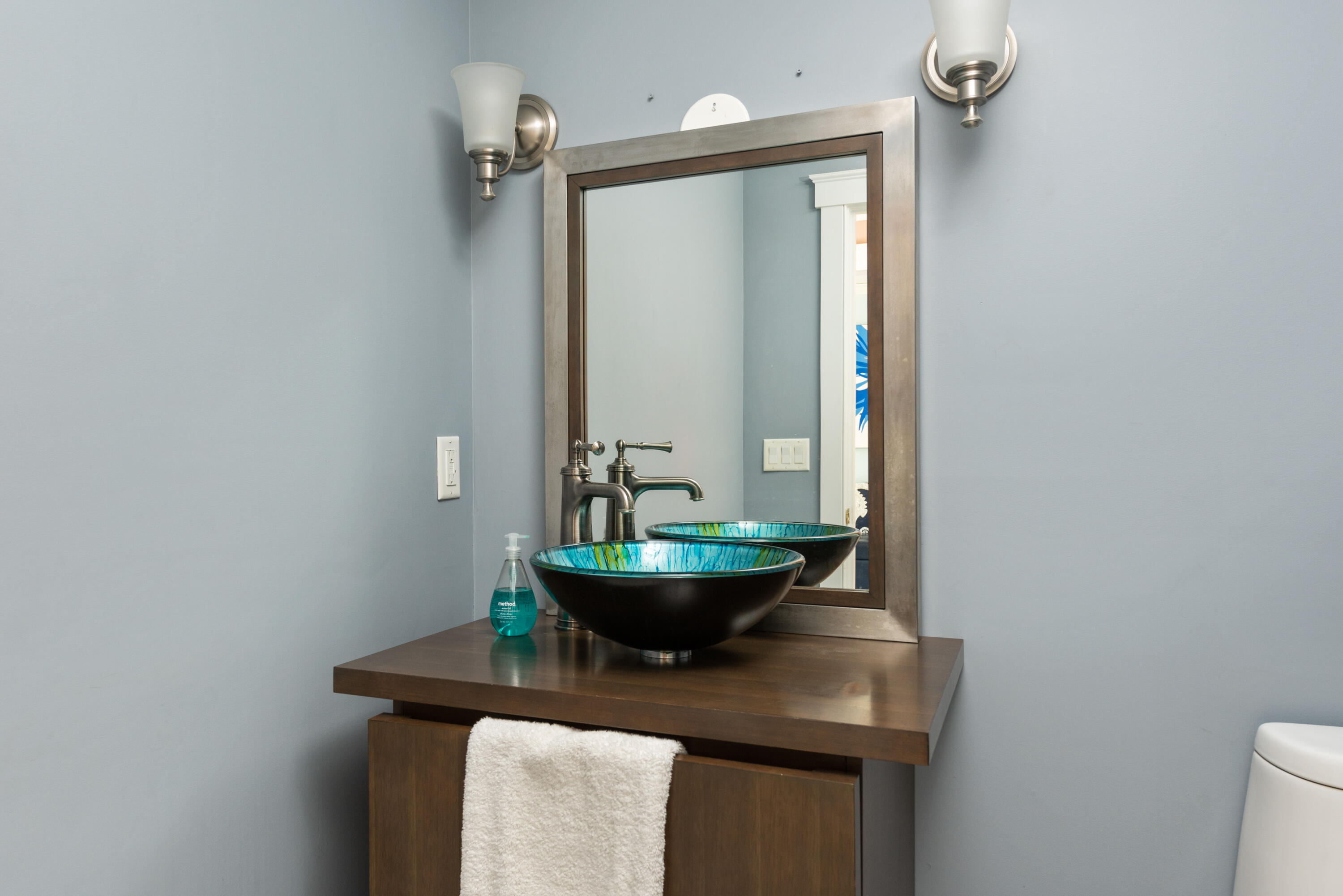 322 Pleasant Street Chatham, MA 02659 - Photo 12 of 39 a living room with furniture and a potted plant