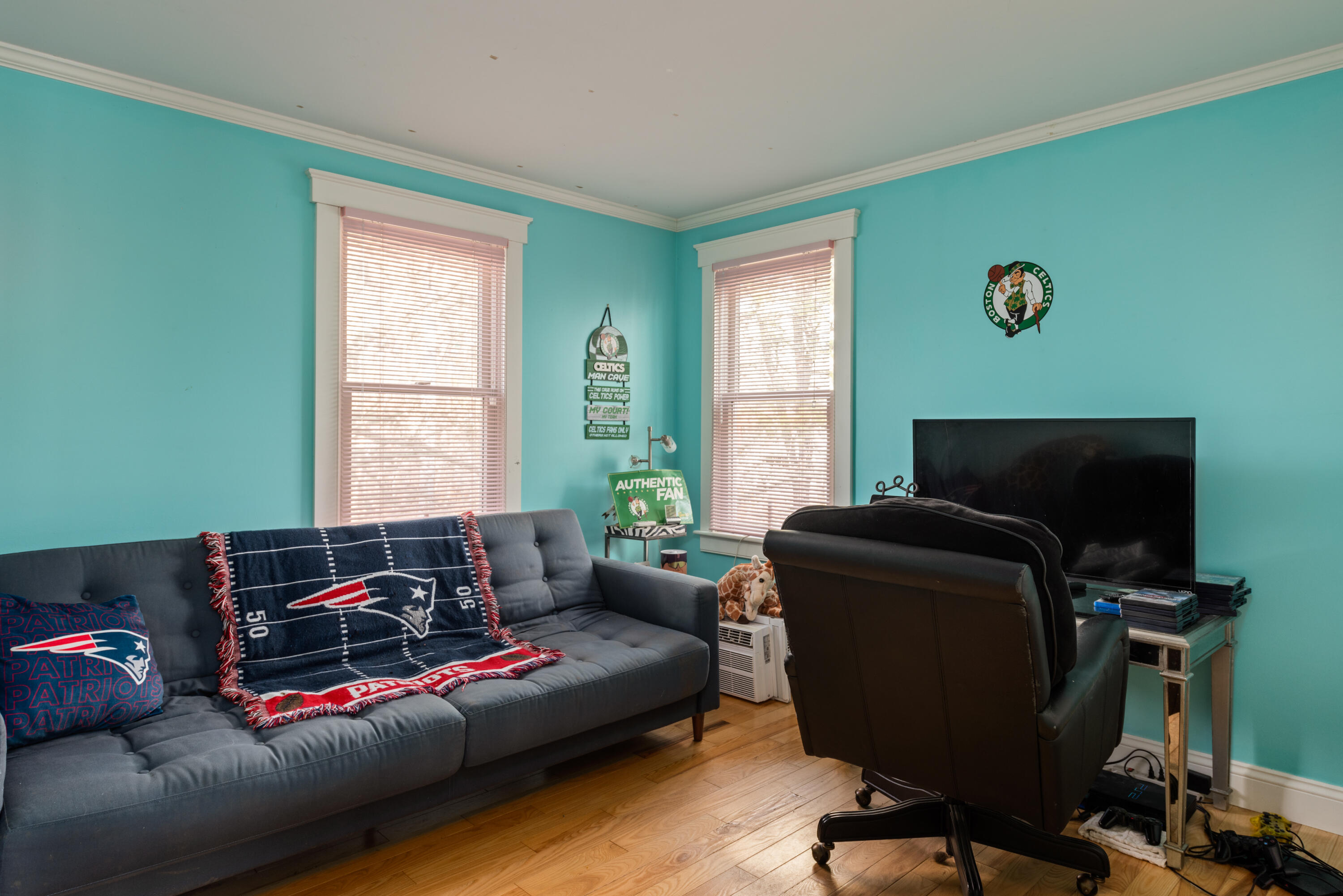 322 Pleasant Street Chatham, MA 02659 - Photo 20 of 39 a living room with furniture and a window