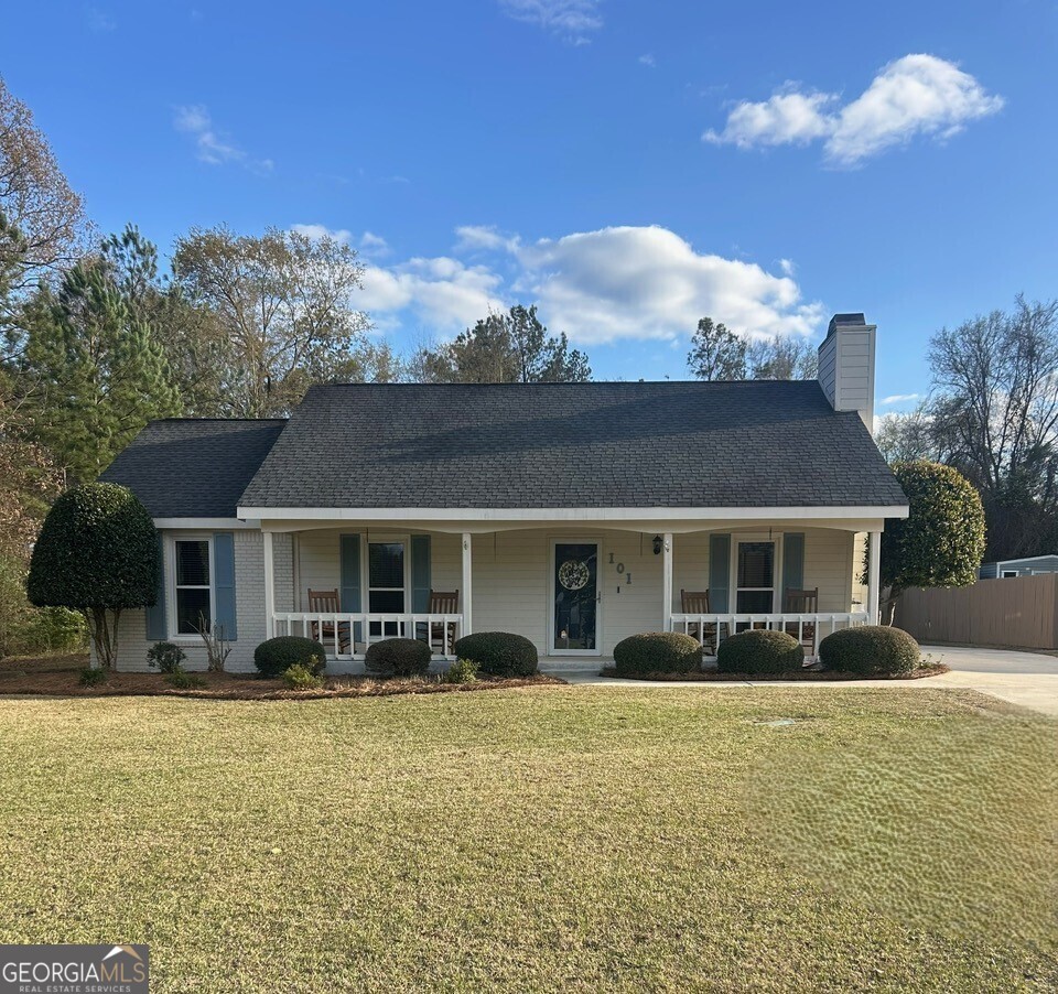 a front view of house with yard