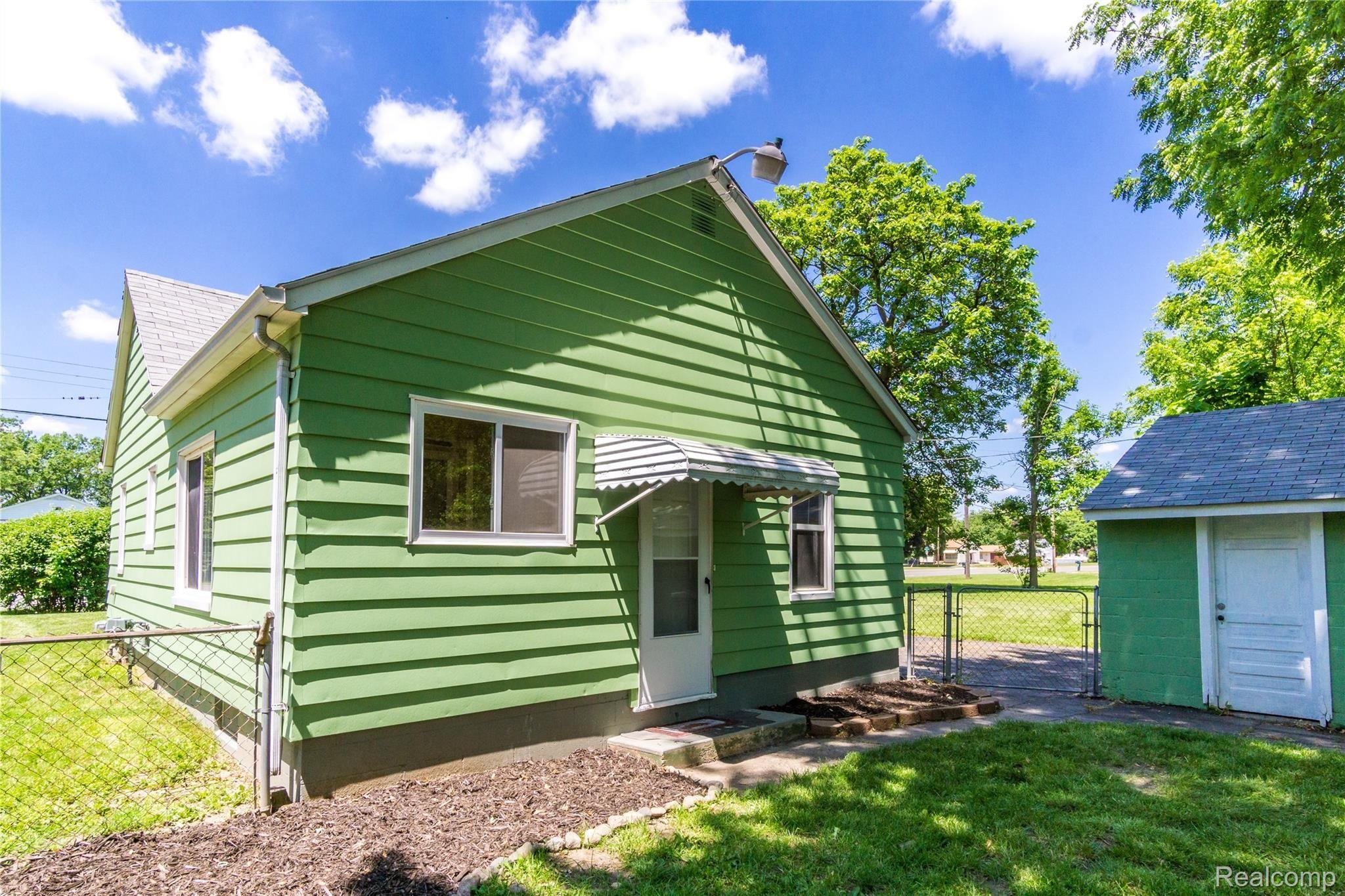 2106 North Center Road Burton, MI 48509 - Photo 29 of 33 Exteriors (5 of 9).jpg