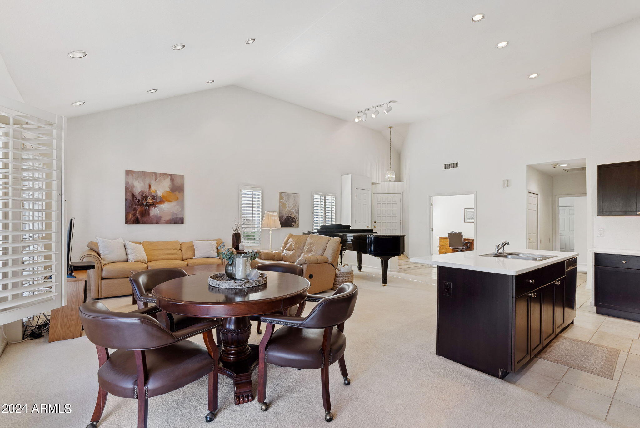 7272 East Gainey Ranch Road, Unit 55 Scottsdale, AZ 85258 - Photo 4 of 28 Soaring vaulted ceilings