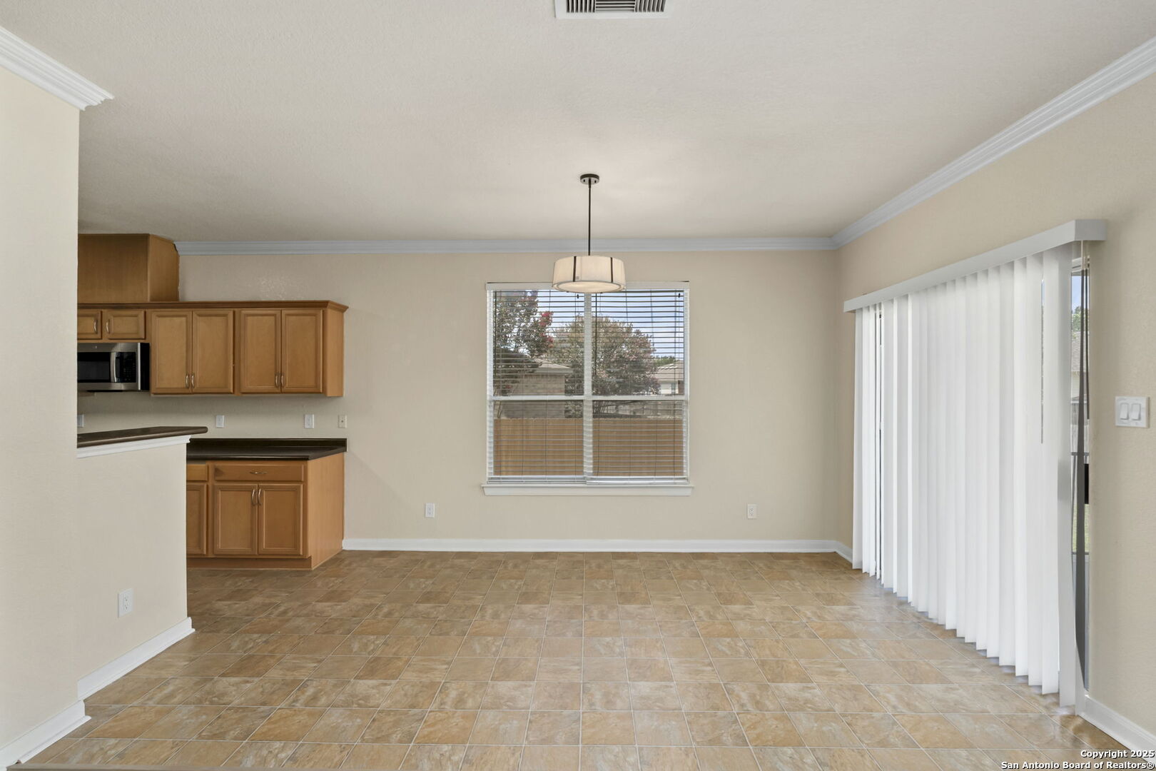 213 Springtree Parkway Cibolo, TX 78108 - Photo 12 of 33 an empty room with windows and cabinet