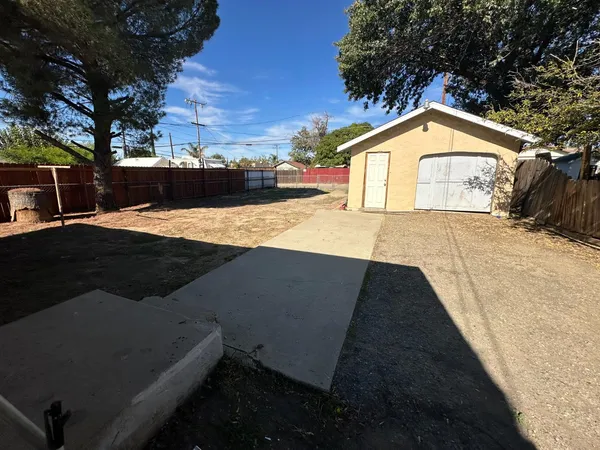 a view of back yard of the house