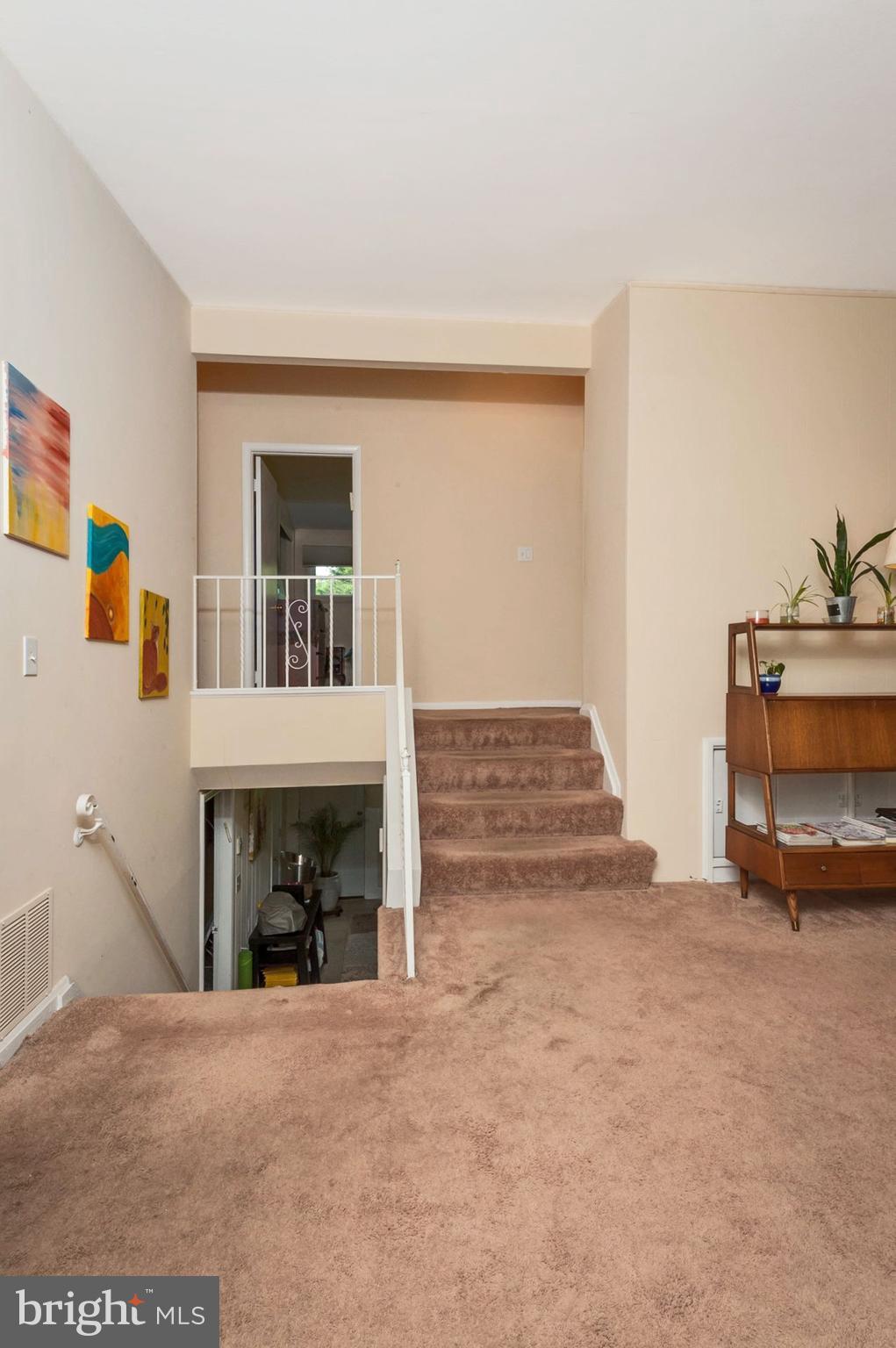 6811 Maurleen Road Baltimore, MD 21209 - Photo 4 of 28 Foyer Area