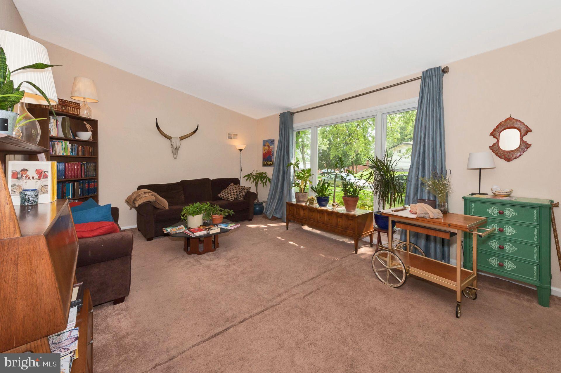 6811 Maurleen Road Baltimore, MD 21209 - Photo 5 of 28 Living Room